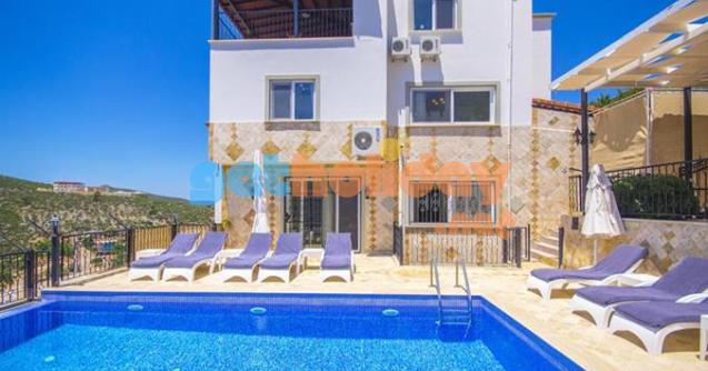 Kalkan Akbel mevkisinde konumlanan Özel havuzlu Deniz Manzaralı Villa Zirve dokuz yatak odalı olup 18 kişi kapasitesine sahip